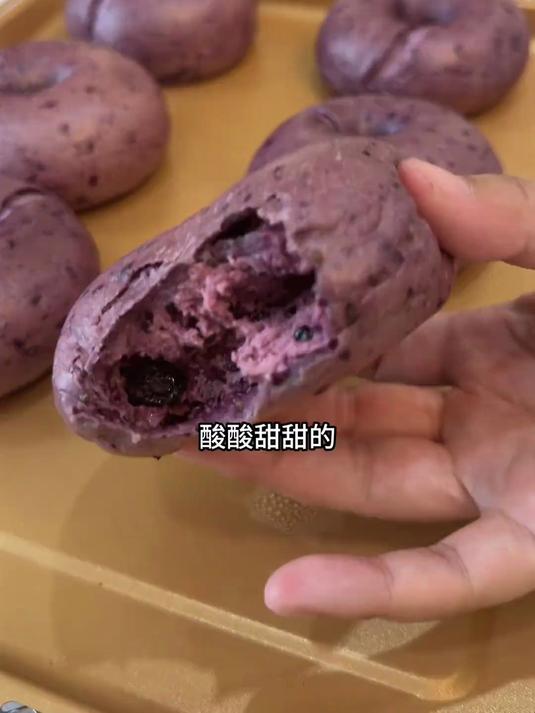 用桑葚蓝莓熬的酱打面,满满花青素的贝果……酸酸甜甜