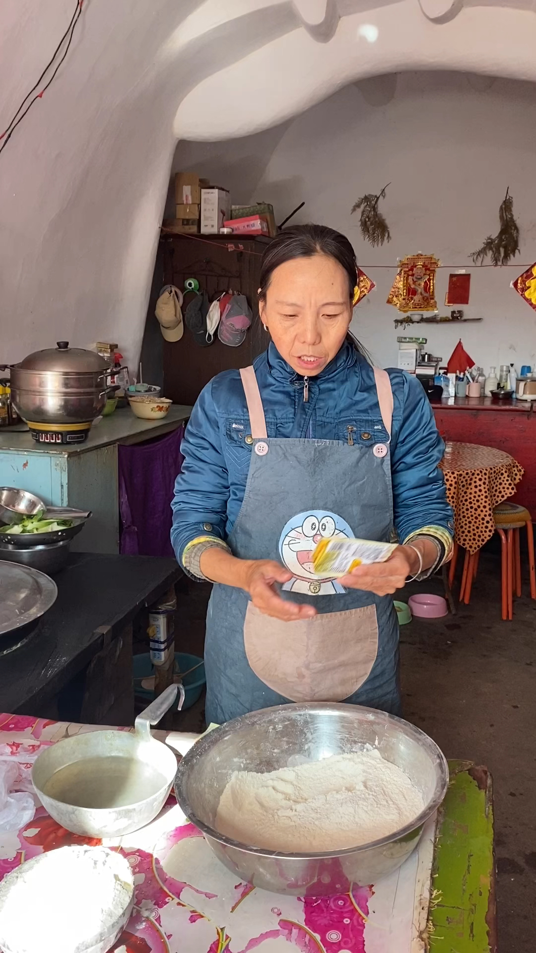 家庭版自制鱼豆腐素菜煮馍,热乎乎的太好喝了,冬天冷了来上一碗,美哉