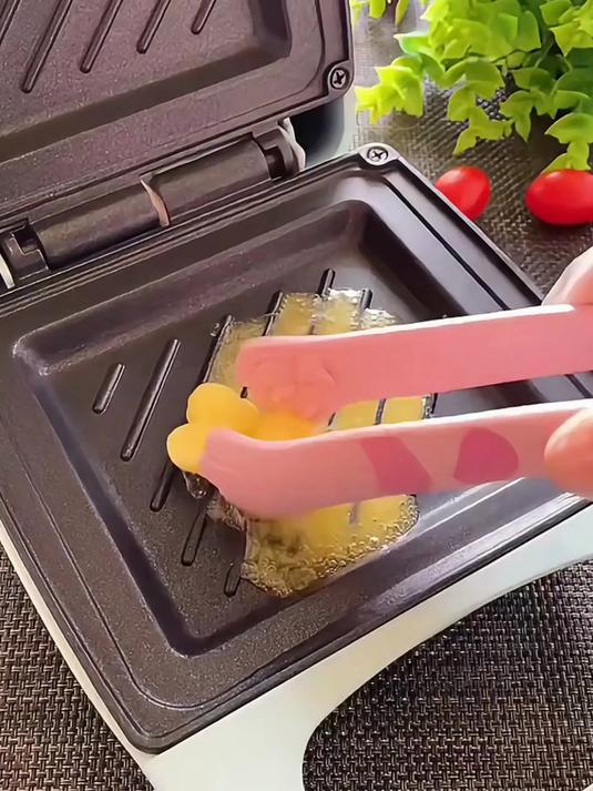 告别排队买早餐,家庭自制三明治轻松上桌,几分钟烤出美味!