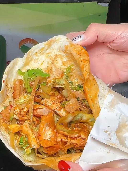 街边偶遇8元烤肉卷饼 里面包的份量好扎实啊