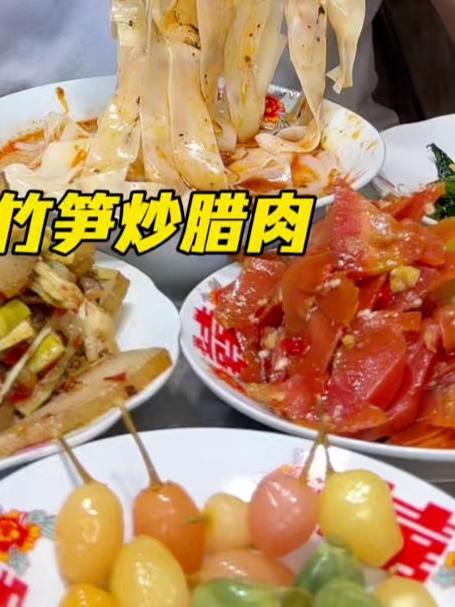 竹笋炒腊肉，炒胡萝卜，炒油麦菜，四季豆，斑鸠叶豆腐，开心呀