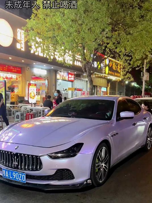 武汉青山的恩施街，整条街都是各种各样的美食，吃好喝好夜宵走起