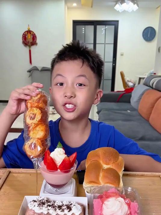 挑战吃奶油蛋糕美食