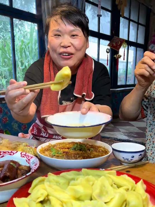 粘玉米馅水饺真不错，面软馅鲜，玉米的甜劲儿刚好，一碗不够吃