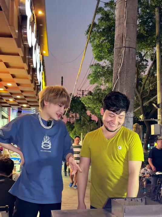 40块钱在武汉包一家新疆羊肉串摊，说好随便吃，最后摊主反悔