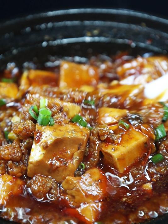 今日下饭菜「麻婆豆腐砂锅」口感滑嫩,色泽红亮,香辣诱人!
