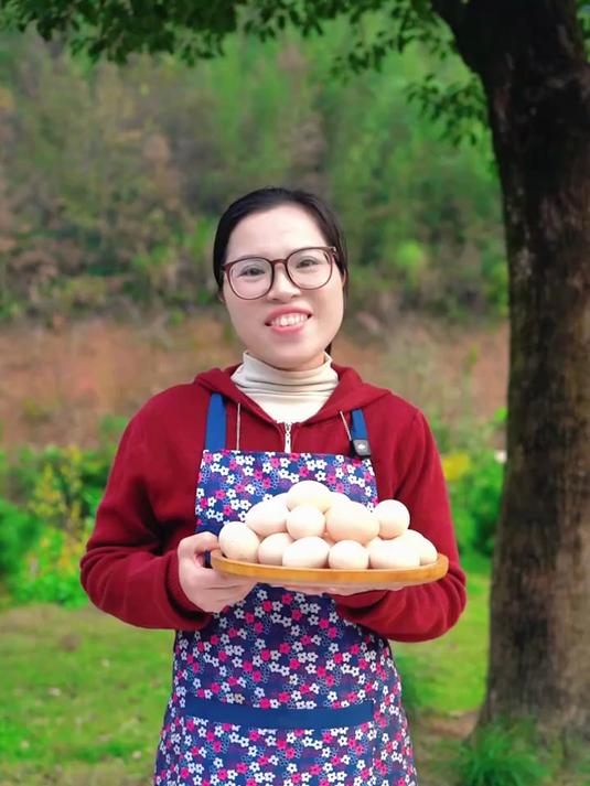 今天给大家分享一道既简单又营养的虾仁蒸蛋，滑嫩入味