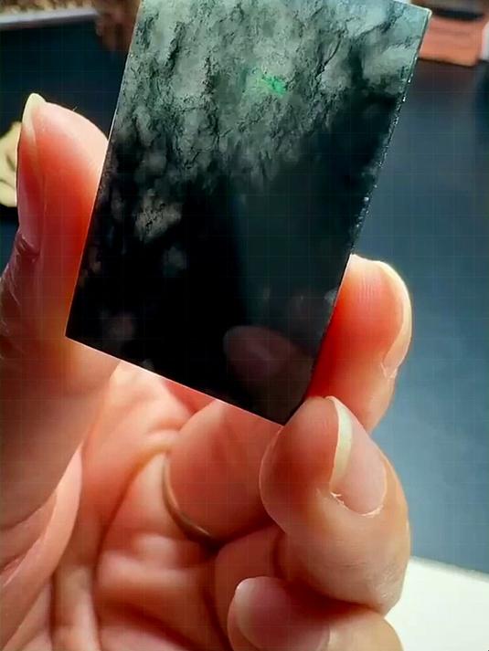 冰乌鸡翡翠板料,质地纯净无瑕,荧光强劲