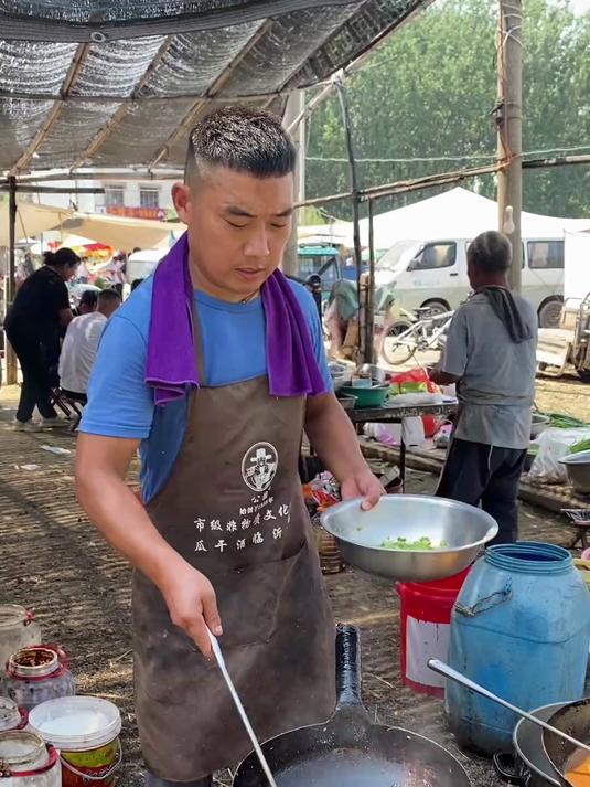 山东大席上的家常菜,大葱鸡蛋饼,忘记是8块钱还是12块钱了