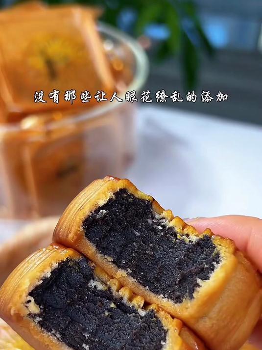 日常款黑豆沙月饼,豆香浓郁,口感不错