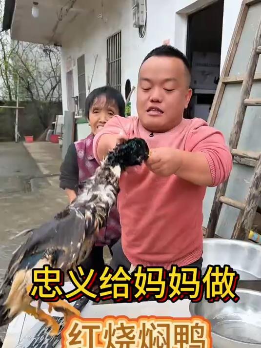 妈妈喜欢吃鸭子,忠义一半给妈妈煲汤,一半红烧焖鸭!