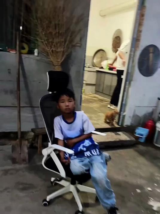小老三肚子疼,咱都不知道到底是真的还是假的