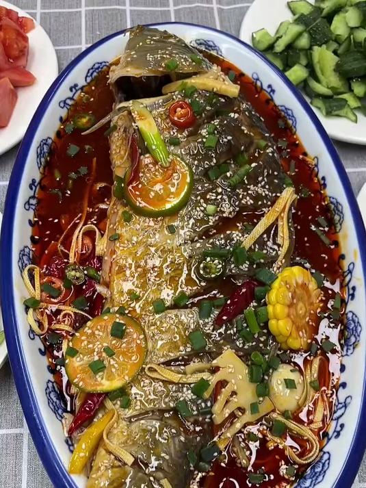 立春吃炮筒烤鱼,鱼皮紧实,肉不松散