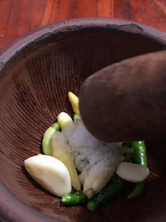 夏天饭桌上必备的一碟,比肉还好吃,放炭火烤一下才是灵魂