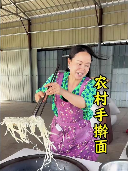 带大家看看我做的农村版手擀面配茄子肉卤嘎嘎香