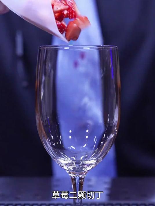 冰雪主题意境鸡尾酒(童话森林):皑皑白雪,奔跑的雪鹿