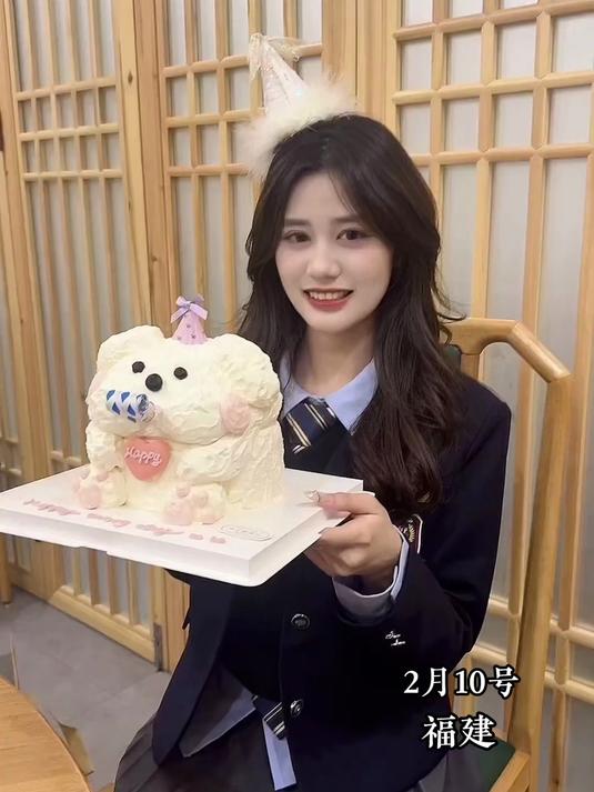 女子过生日买了个蛋糕，没想到上面的哨子还可以吹着玩