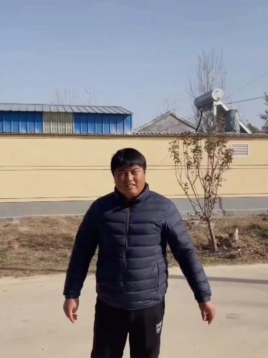 姐姐从北京回来了，小松赶紧去榨菜籽油，让姐姐带回婆家