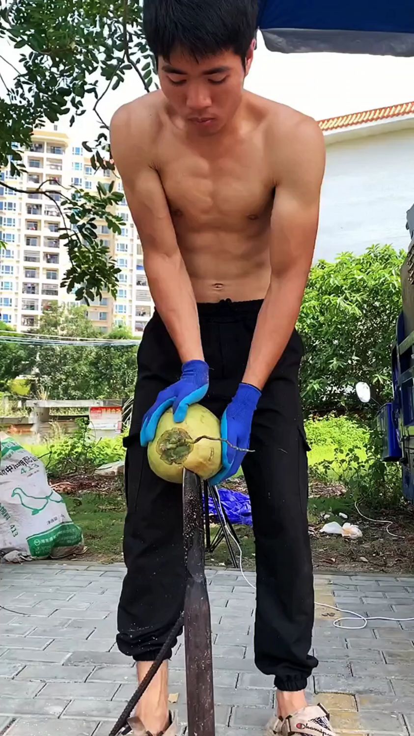 六块腹肌的小鲜肉