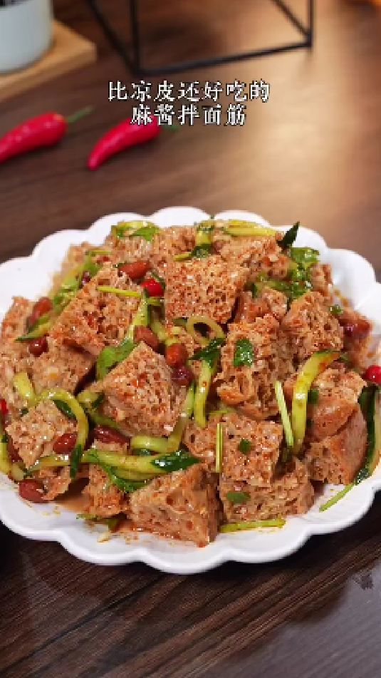 汤汁饱满的拌面筋