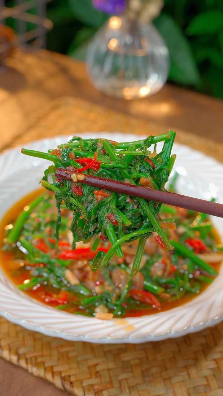 傣味餐厅喜欢点的水豆鼓炒水蕨菜,好吃到让你转圈圈