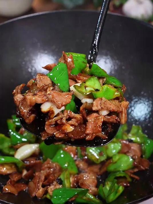 你知道小炒肉到底是先炒辣椒还是先炒肉呢