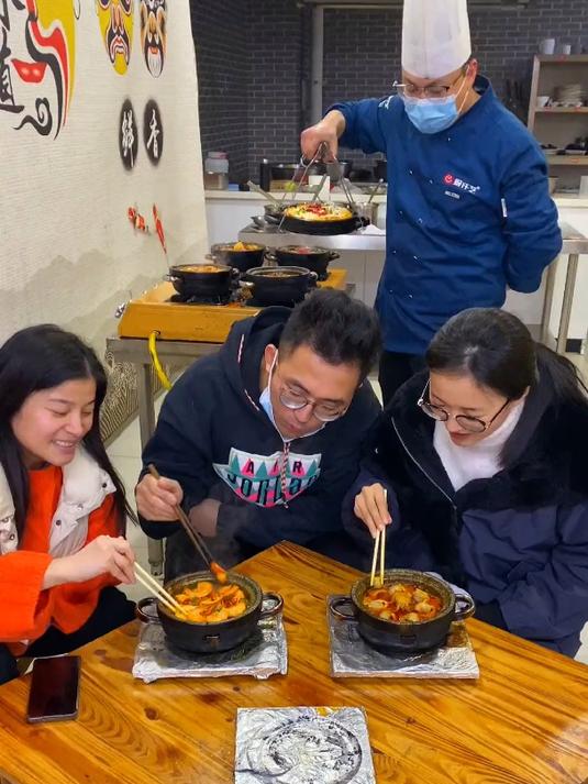 特色石锅菜,放上豆腐,围一圈鸡蛋液,来一勺红油辣酱,味道绝了