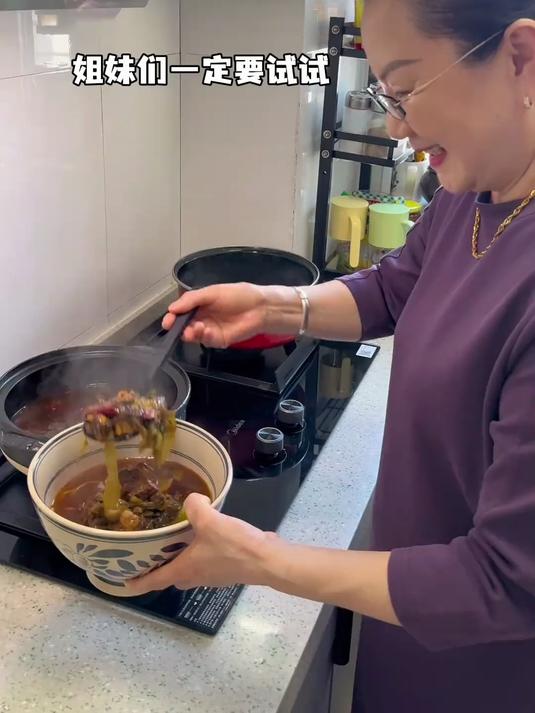 求你们一定试试我婆婆这个酸菜牛腩面！酸辣开味！