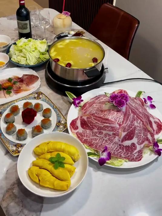 今天给老公做了花胶椰子鸡汤火锅,还拿出了我珍藏多年的