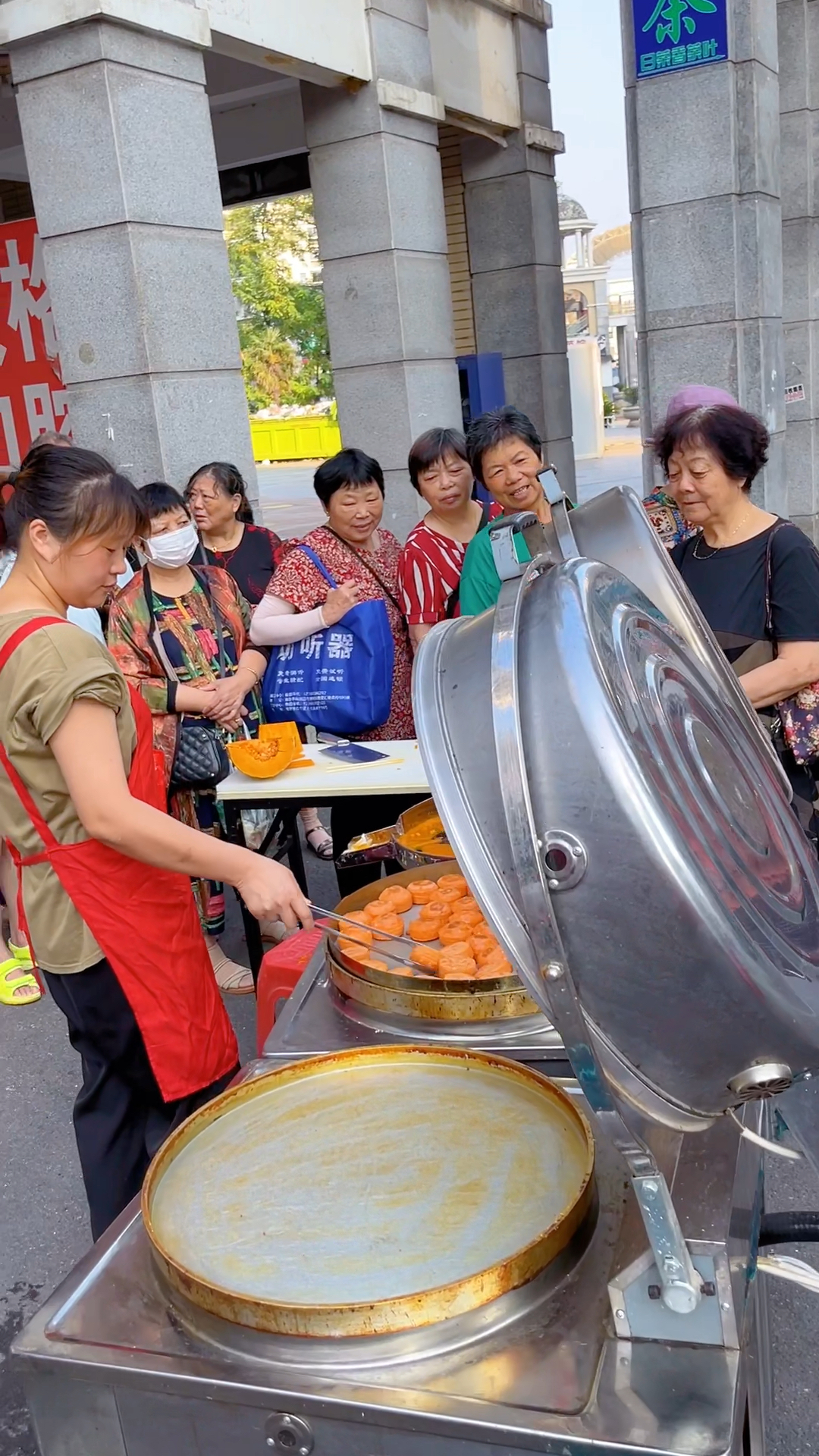 南瓜饼做法:南瓜800克,面粉700克,牛奶200克,白糖60克,糯米粉300克,酵母6克