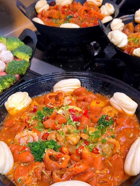 小铁锅炖菜,大肠虾仁麻辣鲜香过瘾,咕嘟咕嘟香的冒泡