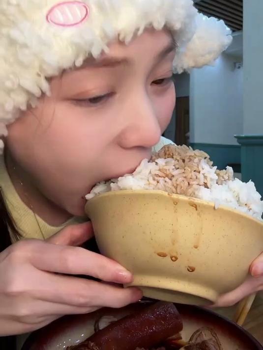 香拽了花100在东北早餐炫了一桌大肉