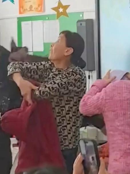 幼儿园家长做游戏,要把衣服穿上还要把拉链拉上气球不能掉
