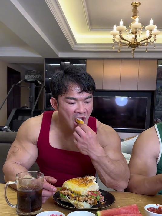 两个巨无霸肌肉男吃两个巨无霸麦辣鸡腿堡,这应该算健身餐吧?!