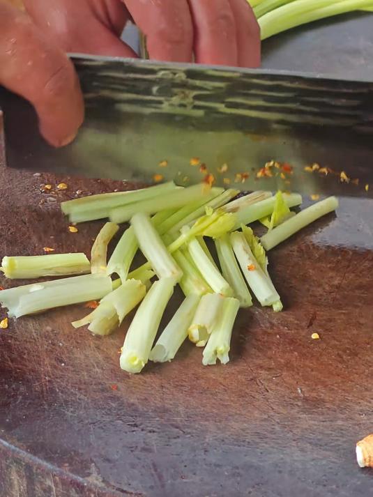 今天搞了一个牛蹄筋回来做个红烧牛蹄筋,吃这个菜必须得配上我们南雄的黄酒#春日收藏家#