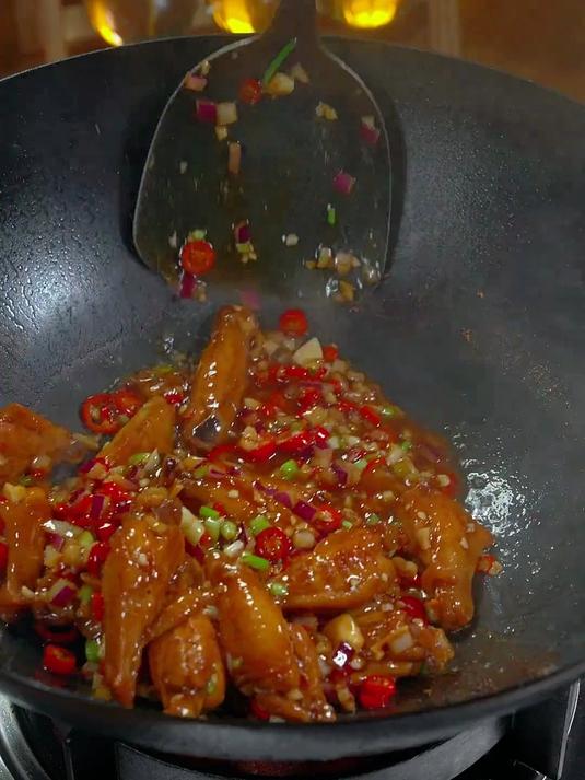 外焦里嫩的鸡翅,骨头香脆,做法分享,快来尝试!