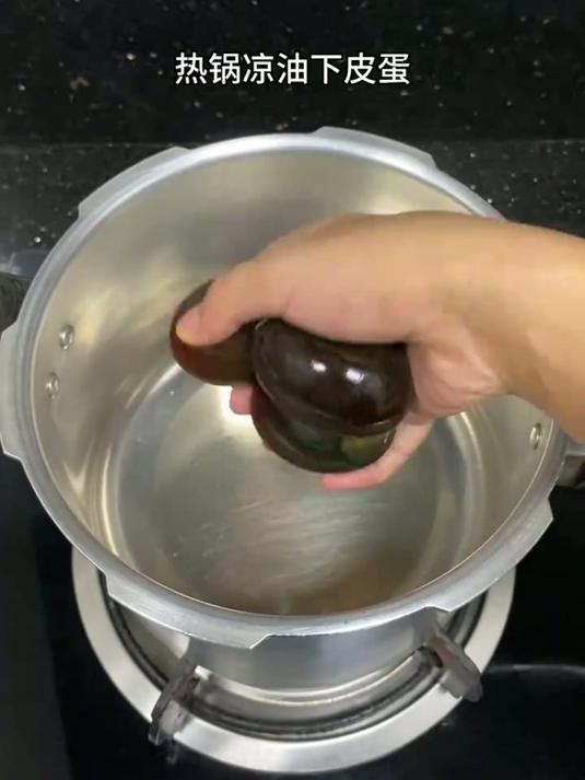 丝瓜皮蛋瘦肉汤，鲜香嫩滑 #谁懂这一口的好吃程度 #丝瓜的神仙吃法 #丝瓜汤#潮汕家常菜