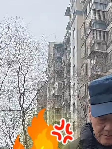 你敢信,一位顾客在我这里买完鱼去找隔壁同行杀,结果他把苦胆弄破了,现在来找我换鱼并且退钱,