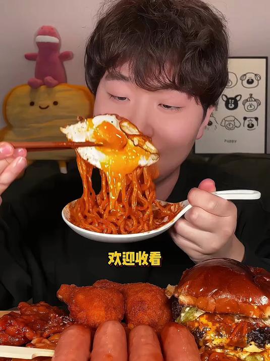 黏糊火鸡面 双层芝士牛肉堡 炸鸡 锅包肉 烤肠串