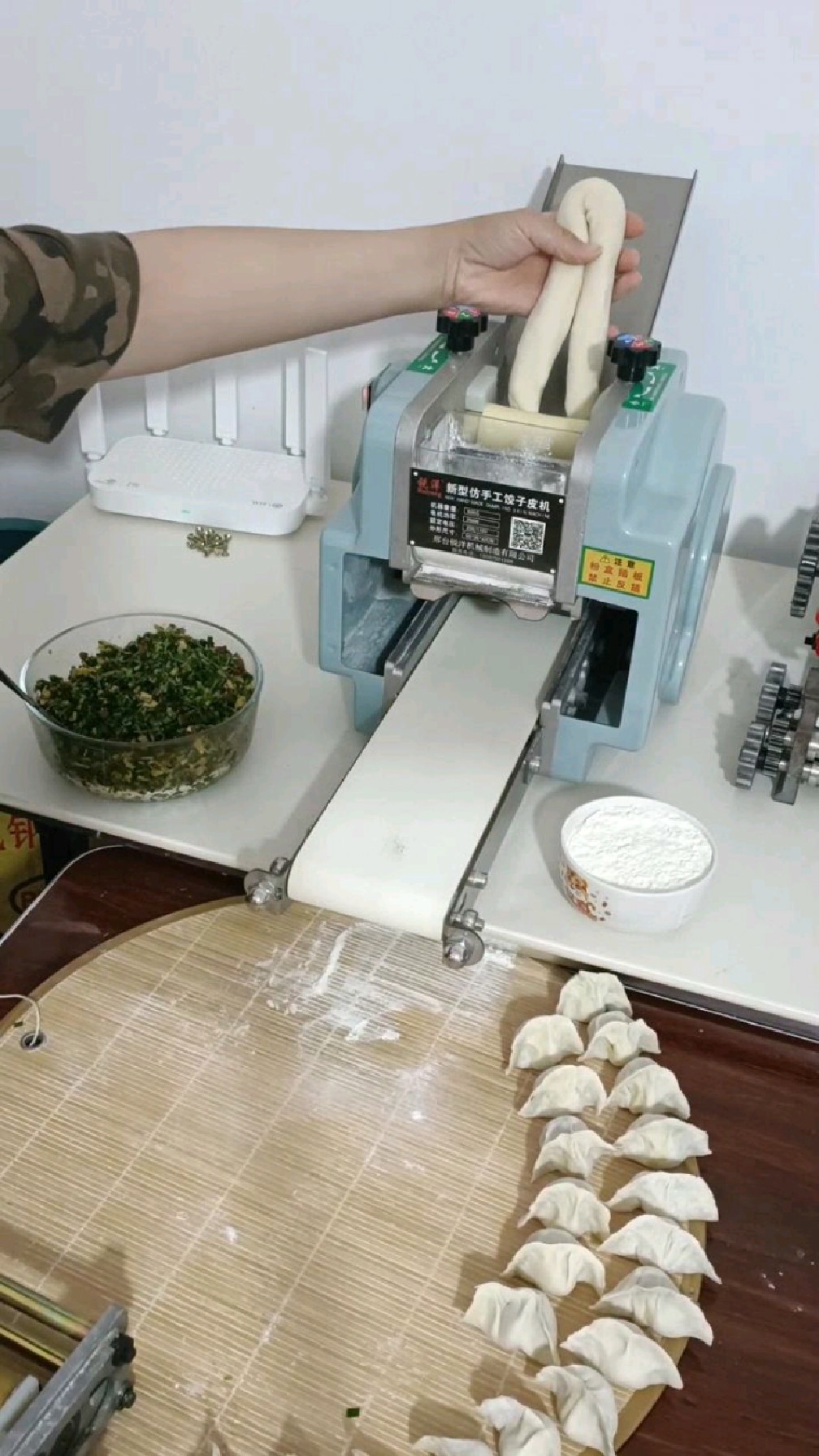 小型款擀皮机,可家用和开店用省时省力,做出来的饺子皮仿手工设计中厚边薄