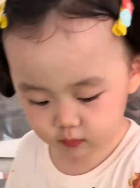 人类幼崽给两只小鸭子取名字,一只叫“烤鸭”,另一只叫“烧鸭”
