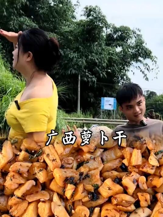 装疯卖傻,广西的天气实在太热,简简单单来个炒萝卜干送白粥吧!