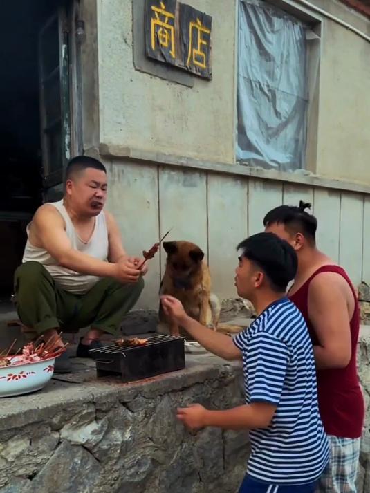 羊肉串勒 新鲜的羊肉串