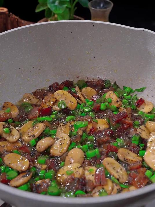 黑松露炒饭，有肉有菜营养均衡，好吃停不下来