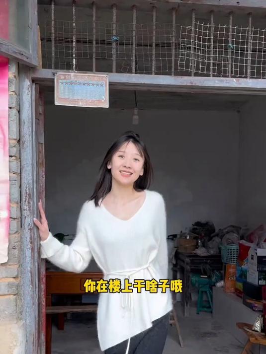 和女同学一起钓鱼给爷爷奶奶做饭吃