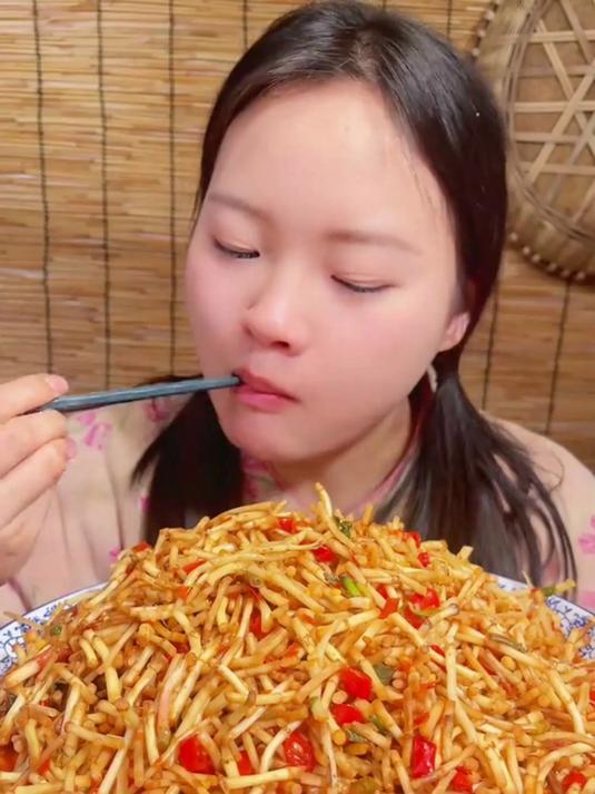 妈妈寄的凉拌折耳根！剁椒提香，脆得直咽口水，配粥香