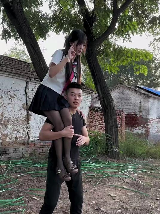 表妹今天穿的好看拍个照片