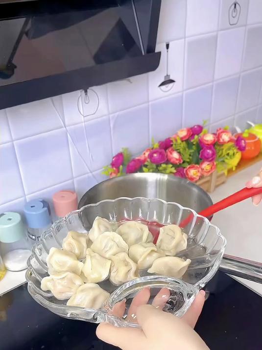 我的饺子盘,带沥水板,饺子吃起来就不会糊塌塌