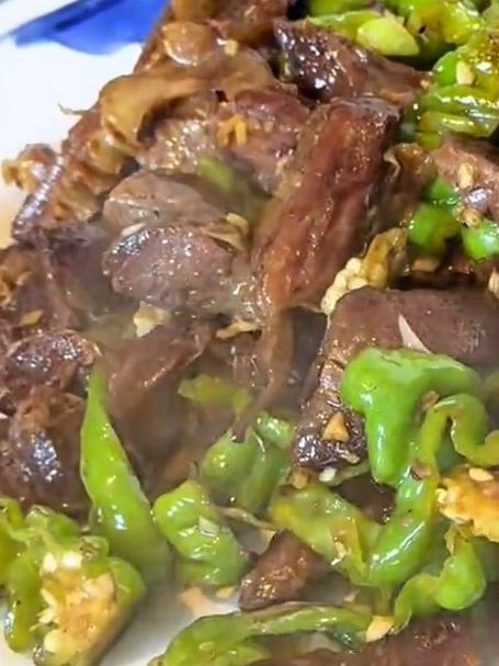 今天给大家伙做一个，尖椒护心肉！
