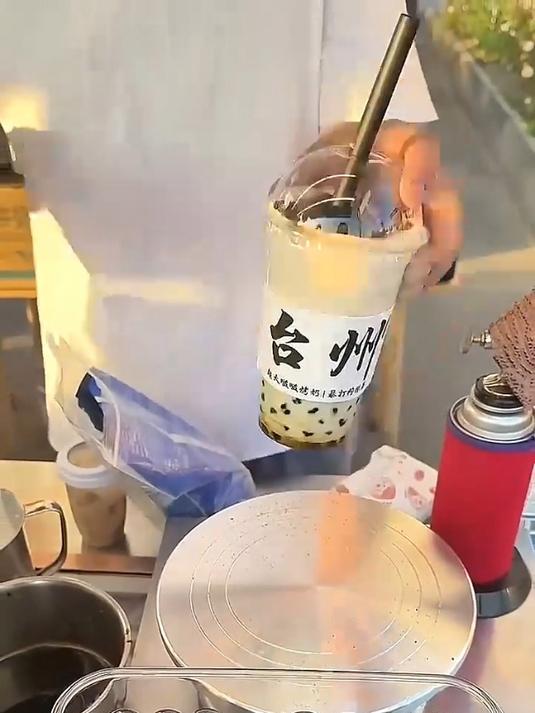 台州街头黑糖珍珠和奶盖都拉满,太满足了